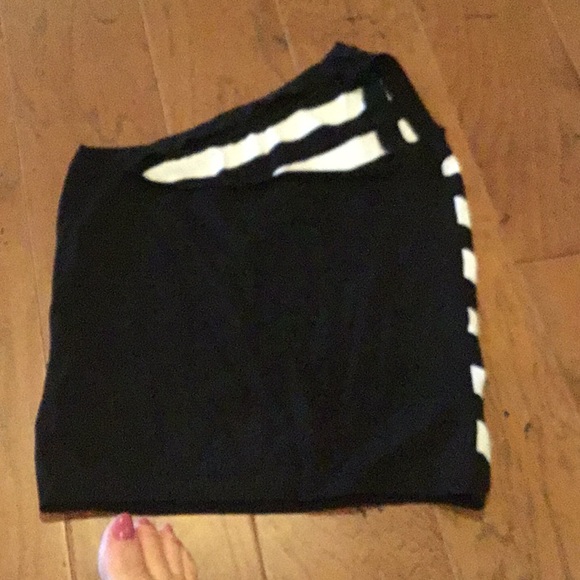 Woman’s stripped top - Picture 2 of 5